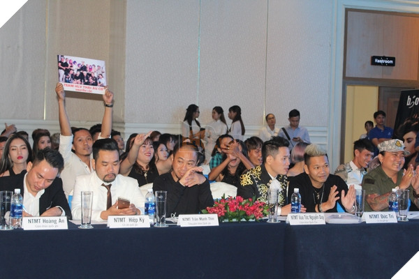 Khán giả háo hức cổ vũ cho các thí sinh