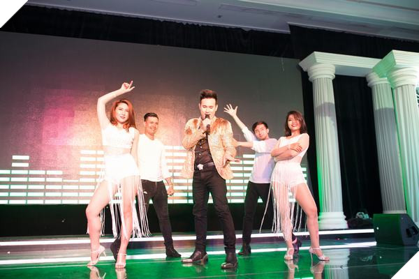 Ngoài ra chương trình còn có sự góp mặt của Ca sĩ - MC Nguyên Vũ