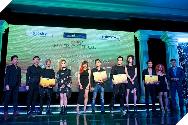 Huấn luyện viên Lê Hiếu cùng Cố vấn Trương Duy Cường bên các thí sinh chưa đủ may mắn