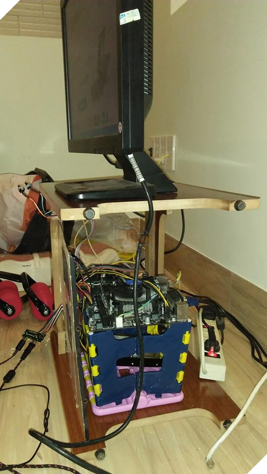 Đây chắc chắn là case máy tính chơi game đáng thương "nhất hệ mặt trời"