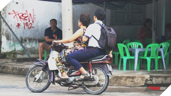 Quên thẻ dự thi, nam sinh được cô bán xôi đèo xe máy vượt hơn 10 cây số để kịp giờ thi