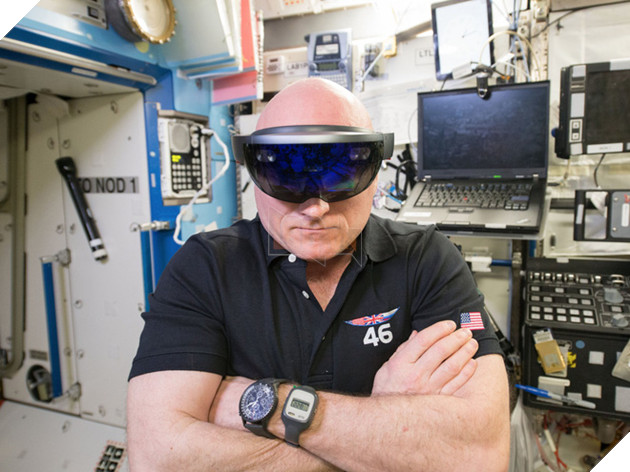 
Mẫu kính thực tế tăng cường HoloLens của Microsoft.
