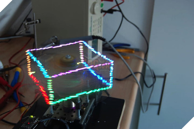 Máy chiếu 3D cực ảo diệu cho phép bạn chơi tựa game huyền thoại Rắn săn mồi sống động như thật 2