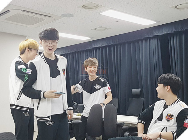 LMHT: Hóa ra đây sẽ là cảm giác khi bạn trở thành tuyển thủ của SKT T1, ngủ chung phòng với Faker