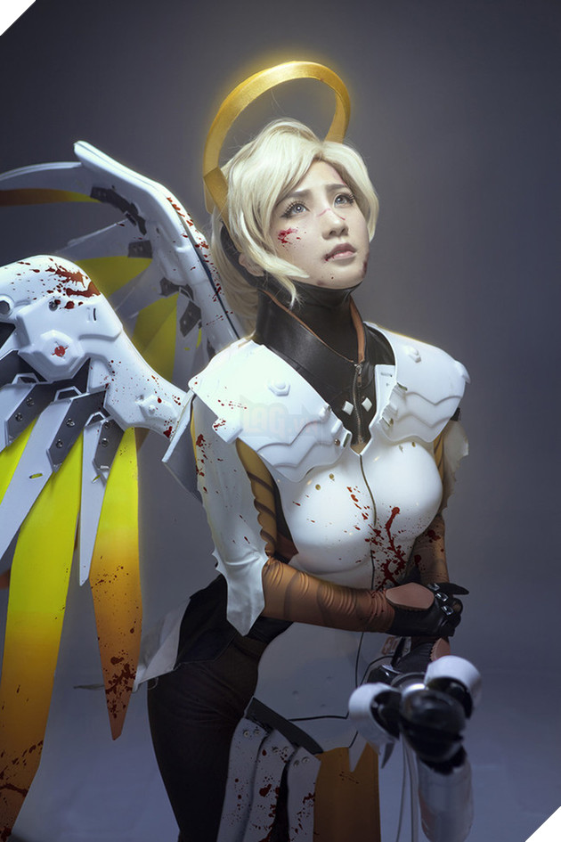 Tuyệt vời cosplay nữ tướng Mercy cực gợi cảm trong Overwatch