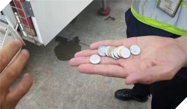 Để cầu may cho chuyến bay, một nữ hành khách lớn tuổi đã ném 9 đồng xu vào động cơ máy bay