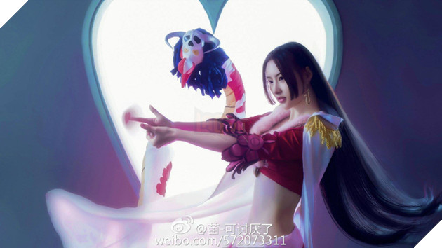 Cosplay Boa Hancock tuyệt đẹp với đôi chân dài miên man