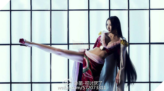 Cosplay Boa Hancock tuyệt đẹp với đôi chân dài miên man