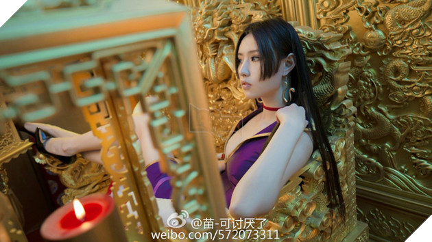 Cosplay Boa Hancock tuyệt đẹp với đôi chân dài miên man