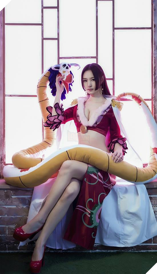 Cosplay Boa Hancock tuyệt đẹp với đôi chân dài miên man