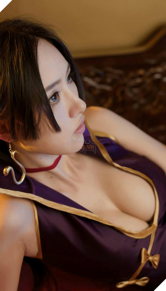 Cosplay Boa Hancock tuyệt đẹp với đôi chân dài miên man