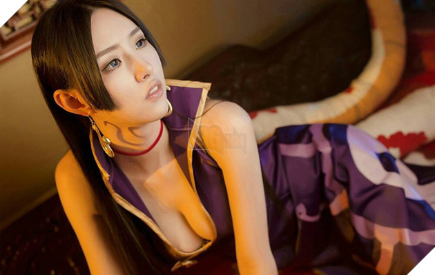 Cosplay Boa Hancock tuyệt đẹp với đôi chân dài miên man
