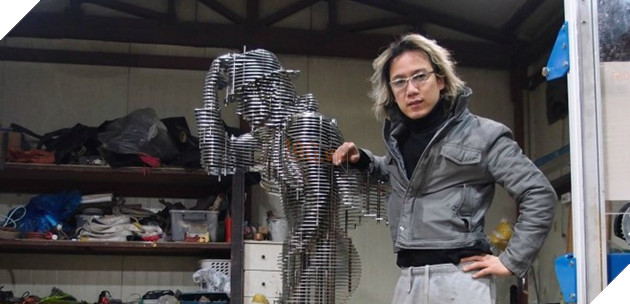 
Chan Girl Park bên tác phẩm Michael Jackson sắp hoàn thành của mình.

 
