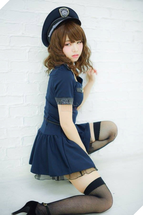 Cùng ngắm bộ ảnh cosplay nữ cảnh sát cực gợi cảm từ người đẹp Enako