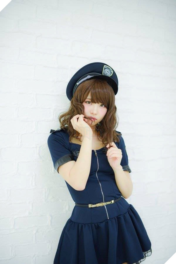Cùng ngắm bộ ảnh cosplay nữ cảnh sát cực gợi cảm từ người đẹp Enako