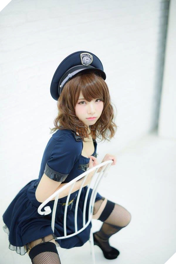 Cùng ngắm bộ ảnh cosplay nữ cảnh sát cực gợi cảm từ người đẹp Enako