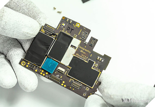 Vị trí sắp đặt linh kiện có sự khác biệt so với bảng mạch của Bphone đời đầu. 