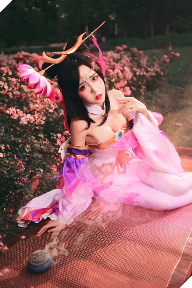 Cosplay Điêu Thuyền hờ hững chờ bạn đến giải cứu trong Vương Giả Vinh Diệu