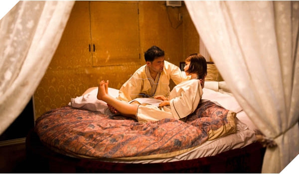 Choáng với những người đàn ông Nhật Bản thề không yêu con gái thật, nguyện cưới búp bê làm vợ