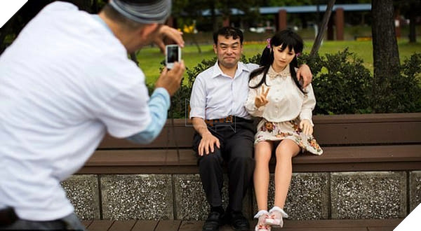 Choáng với những người đàn ông Nhật Bản thề không yêu con gái thật, nguyện cưới búp bê làm vợ