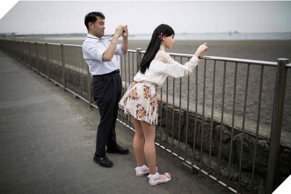 Choáng với những người đàn ông Nhật Bản thề không yêu con gái thật, nguyện cưới búp bê làm vợ