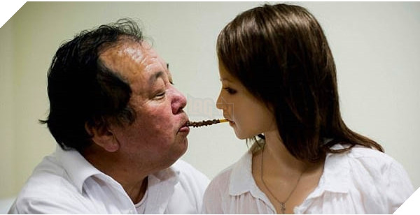 Choáng với những người đàn ông Nhật Bản thề không yêu con gái thật, nguyện cưới búp bê làm vợ