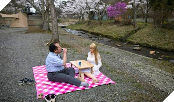 Choáng với những người đàn ông Nhật Bản thề không yêu con gái thật, nguyện cưới búp bê làm vợ