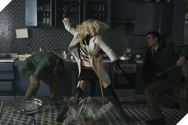 Charlize Theron mãnh liệt và tàn bạo trong trailer cuối cùng của “Atomic Blonde” 2