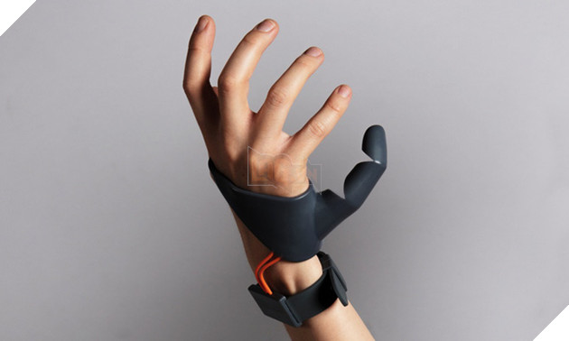 Phụ kiện cực độc giúp bạn có 6 ngón tay, thế này mà chơi game thì bá đạo quá rồi!