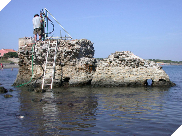 
Các nhà khoa học đang nghiên cứu một bức tường còn sót lại trên biển.
