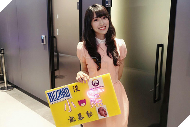 Chiêm ngưỡng nhan sắc "thiên thần" của nữ MC LMHT cầu hôn KkOma và khiến Faker ngẩn ngơ