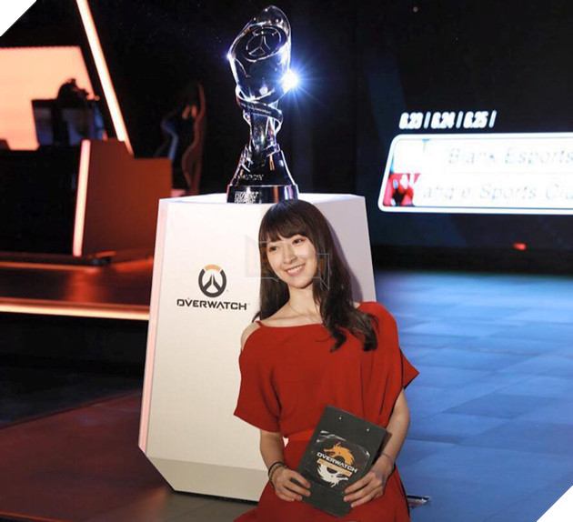 Chiêm ngưỡng nhan sắc "thiên thần" của nữ MC LMHT cầu hôn KkOma và khiến Faker ngẩn ngơ