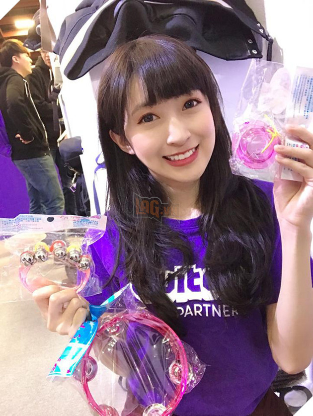 Chiêm ngưỡng nhan sắc "thiên thần" của nữ MC LMHT cầu hôn KkOma và khiến Faker ngẩn ngơ