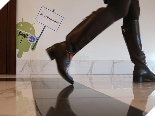  And there's a patriotic little Android peeking out from behind a door frame. 