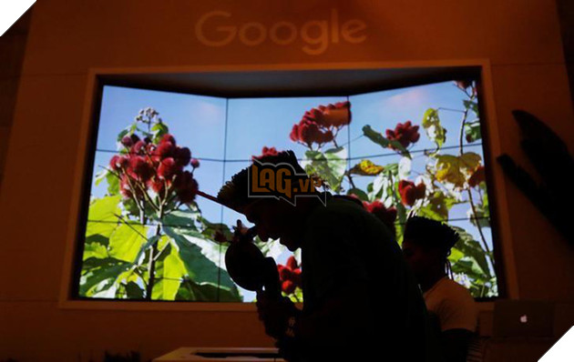 
Một thổ dân đang biểu diễn giữa chương trình
