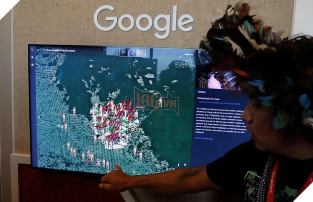 
Thổ dân thuộc bộ tộc Surui-Paiter trình bày về dự án
