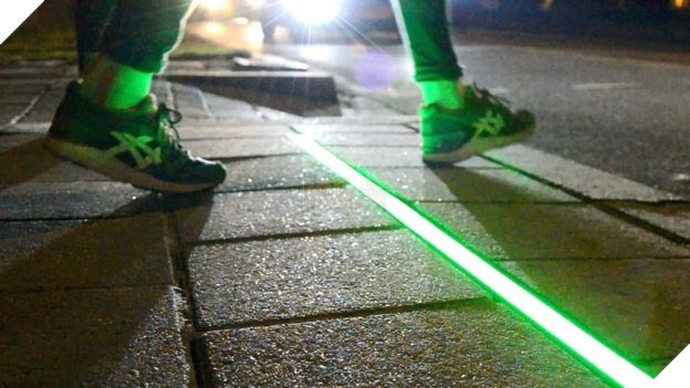 Chile lắp đặt đèn giao thông trên mặt đường cho người nghiện di động - Ảnh 1.