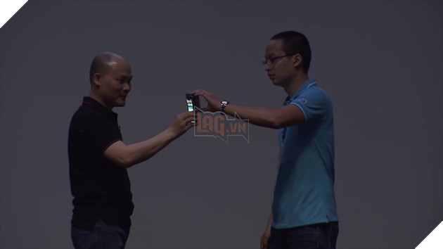 
Người dùng chỉ cần chạm hai chiếc Bphone vào nhau là đã có thể truyền dữ liệu
