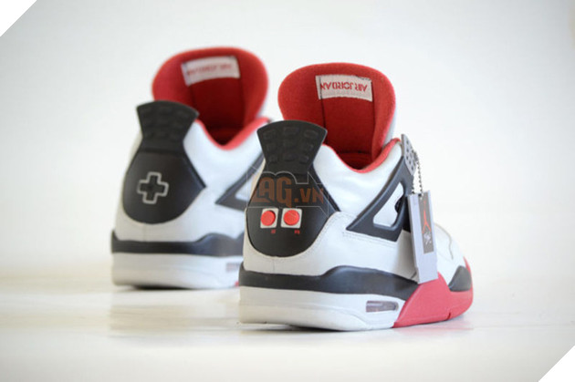 
Ra đường là giày, về nhà là tay cầm chơi game?
