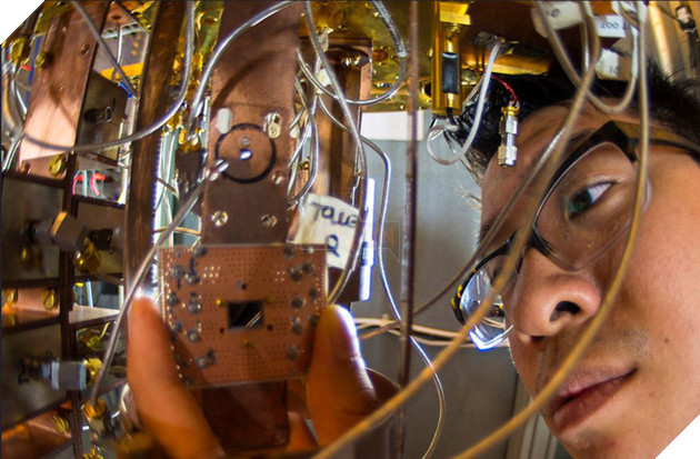 
Một kỹ thuật viên và con chip lượng tử của IBM.
