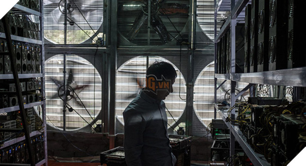 
Anh Lưu, 29 tuổi, đứng trước dàn quạt mát tại khu khai mỏ tiền ảo của chính anh. Anh không muốn chuyển địa điểm đến vùng nông thôn Tứ Xuyên
