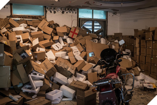 
Bao bì cho máy khai mỏ được chất đầy trong phòng trọ của nhân viên ở tỉnh Tứ Xuyên
