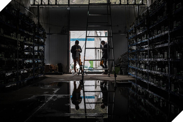 
Các nhân viên tại khu mỏ tiền ảo bitcoin ở tỉnh Tứ Xuyên
