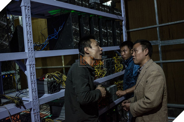 
Thợ khai mỏ Bitcoin, Lưu (bên trái) gặp các khách hàng tại khu khai mỏ ở tỉnh Tứ Xuyên. Anh Lưu đã đi từ Hà Nam đến Tứ Xuyên vào năm 2015 để tìm được nơi có giá điện rẻ hơn. Hiện nay, anh đang quản lý hơn 7.000 máy đào mỏ phục vụ khách hàng trên toàn quốc.
