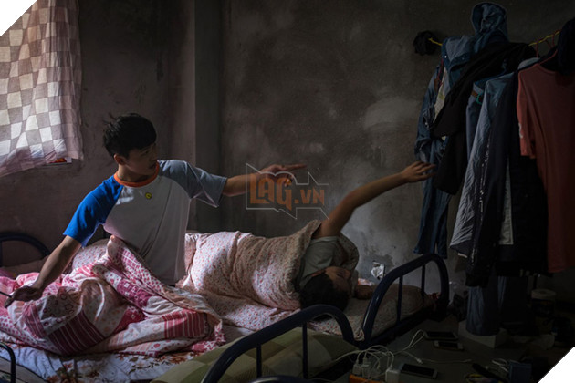 
Một ký túc xá khai mỏ ở tỉnh Tứ Xuyên. Một tuần một lần, họ đi chơi xa, cách nơi làm việc khoảng 32 km. Một thợ khai mỏ nói với nhà nhiếp ảnh Lưu Hạnh Trịnh rằng, Điều tuyệt vời là chúng tôi không phải chi tiêu nhiều nên chúng tôi tiết kiệm gần như toàn bộ tiền lương của mình.
