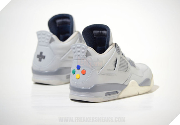 Choáng với đôi giày phong cách game 4 nút có giá lên đến 30 triệu đồng