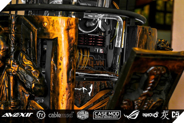 "Thánh cuồng" chặt cây về điêu khắc hẳn hình tướng trong game làm vỏ case máy tính