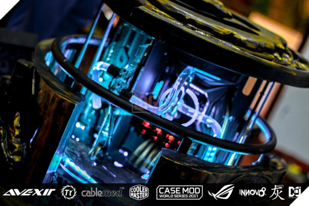 "Thánh cuồng" chặt cây về điêu khắc hẳn hình tướng trong game làm vỏ case máy tính