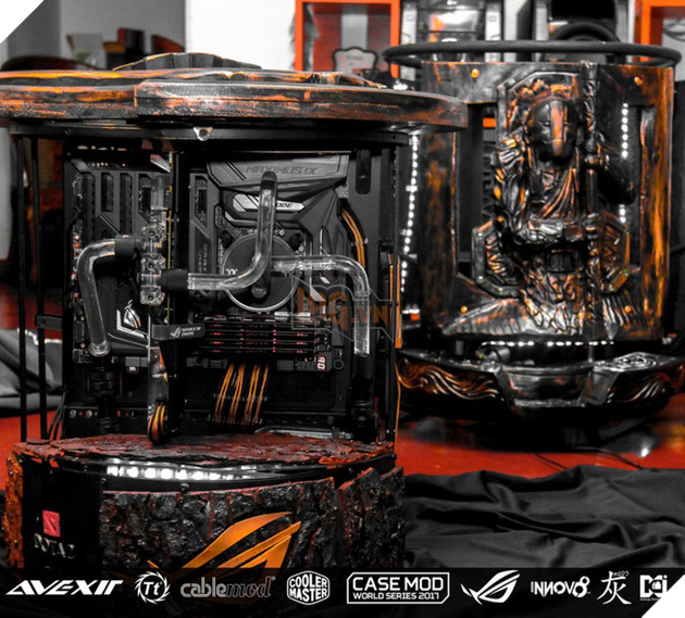 "Thánh cuồng" chặt cây về điêu khắc hẳn hình tướng trong game làm vỏ case máy tính