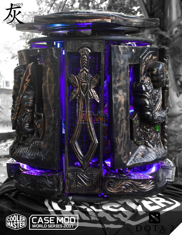 "Thánh cuồng" chặt cây về điêu khắc hẳn hình tướng trong game làm vỏ case máy tính